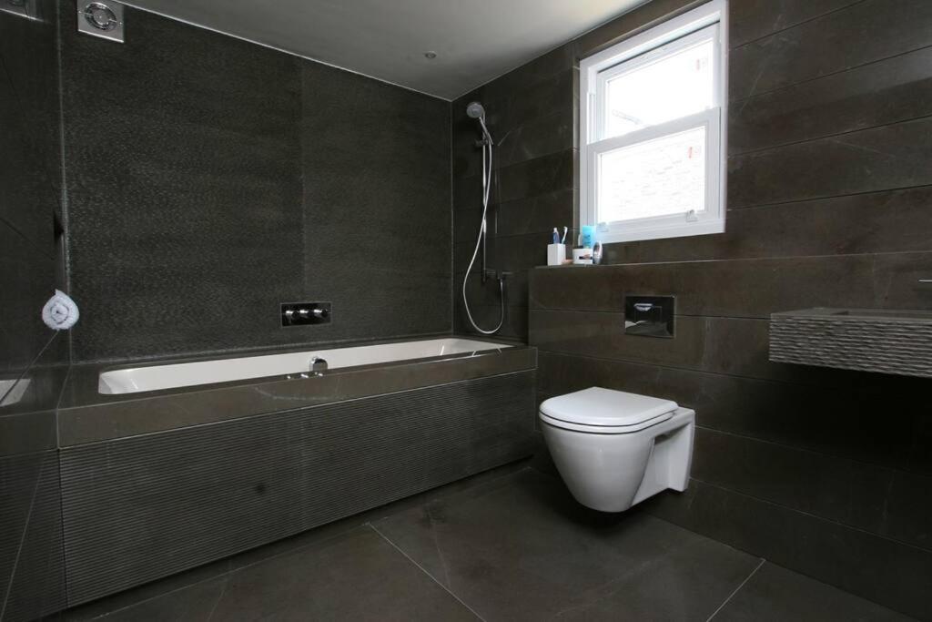 Quintessential Town House Close To Central Londra Exterior foto