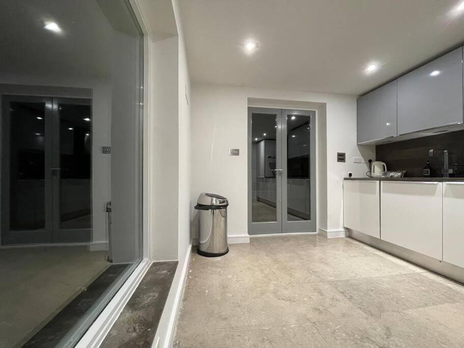 Quintessential Town House Close To Central Londra Exterior foto