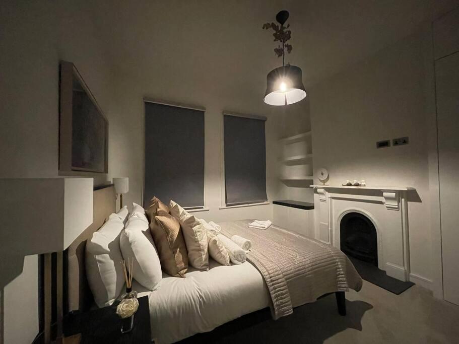 Quintessential Town House Close To Central Londra Exterior foto